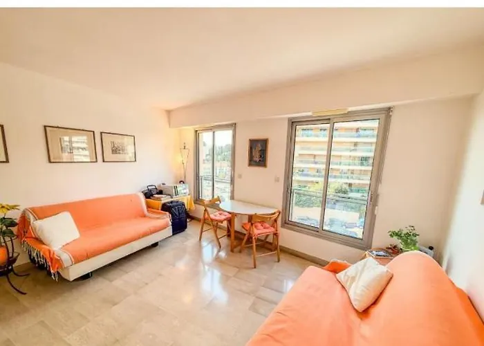 Suquet Proche Palais Des Festivals Congres カンヌ